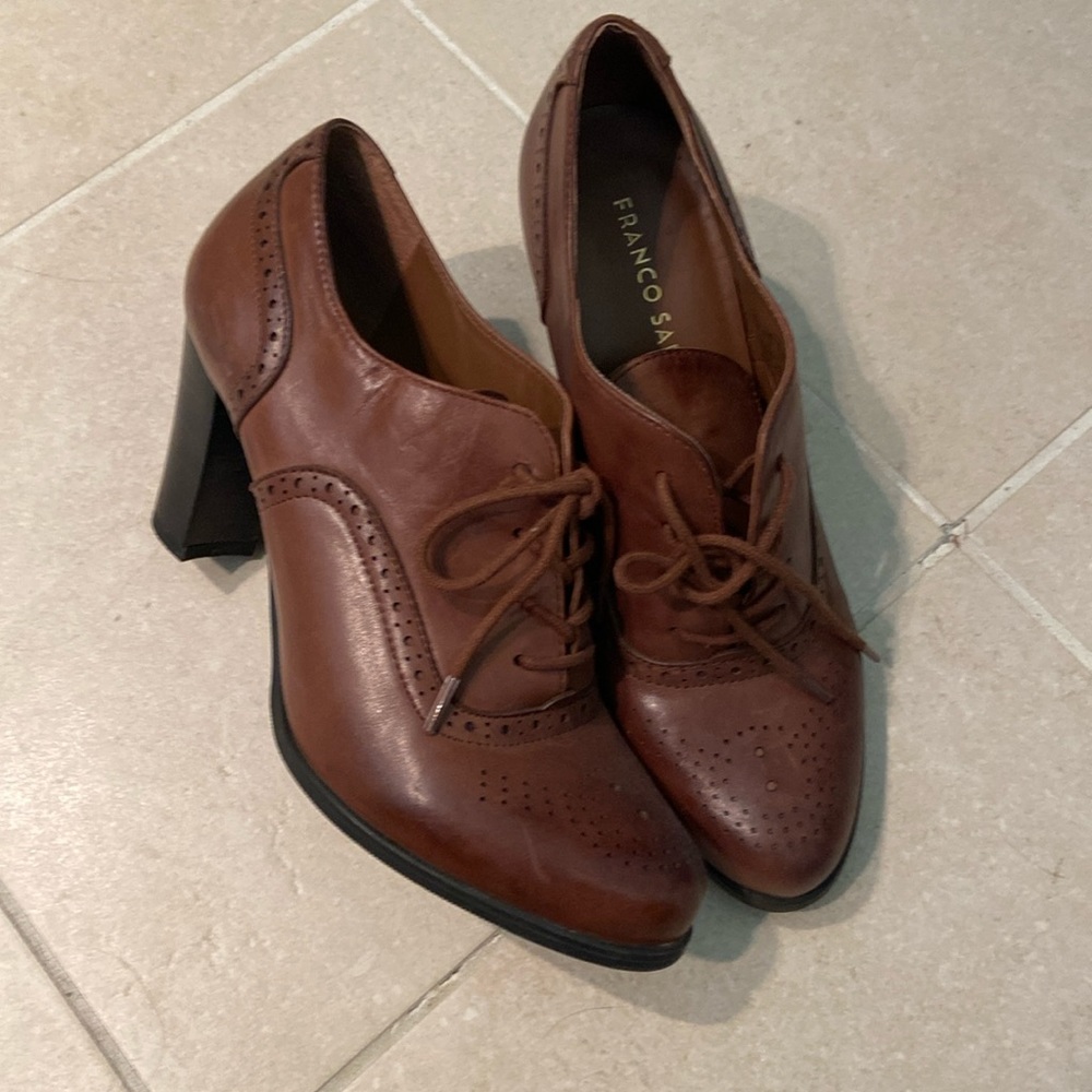 Lace-up mock vintage heeled shoes